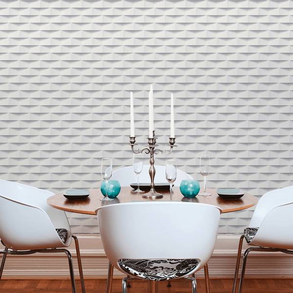 Moderne Sitzecke mit weißen Stühlen vor 3D Tapete in weiß von heineking24